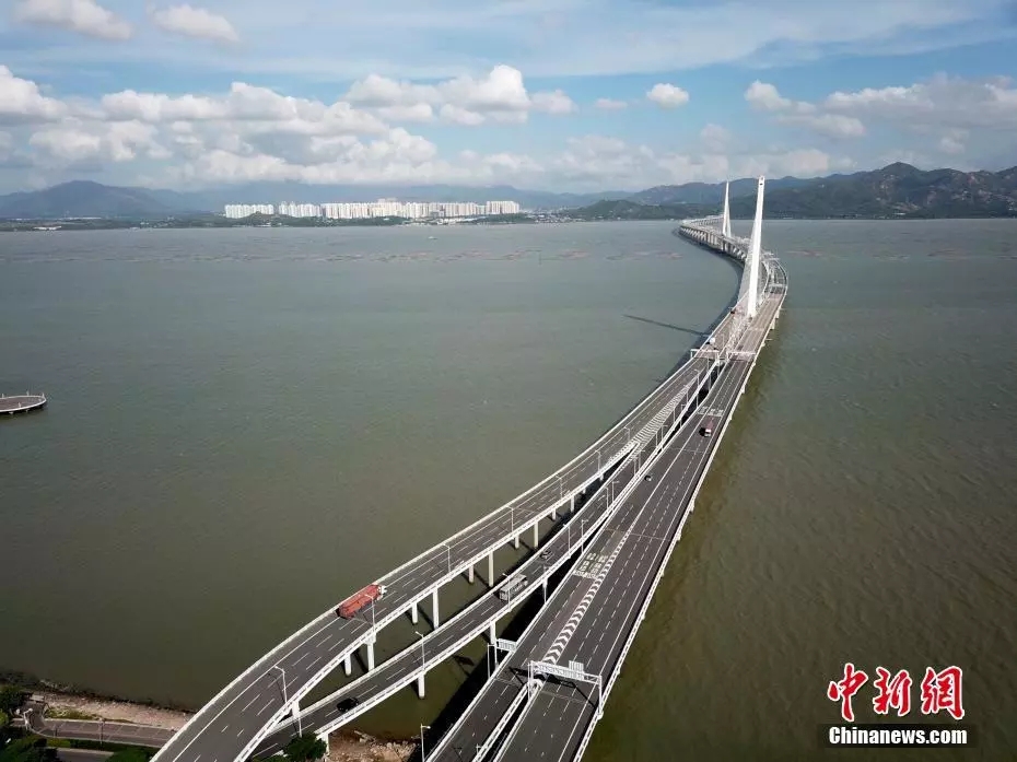 资料图:连接深港的深圳湾大桥。 点击进入下一页