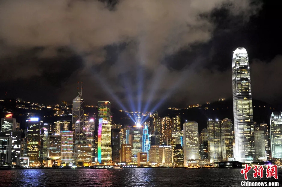 资料图:香港维多利亚港夜景。王东明 摄 点击进入下一页